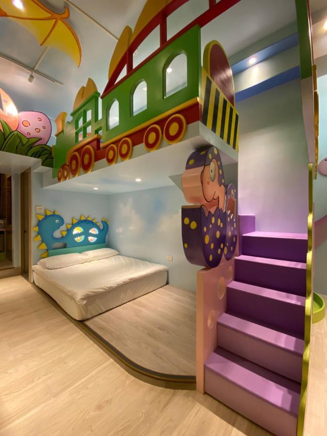 Fun Holiday Family Hostel Тайнань Экстерьер фото