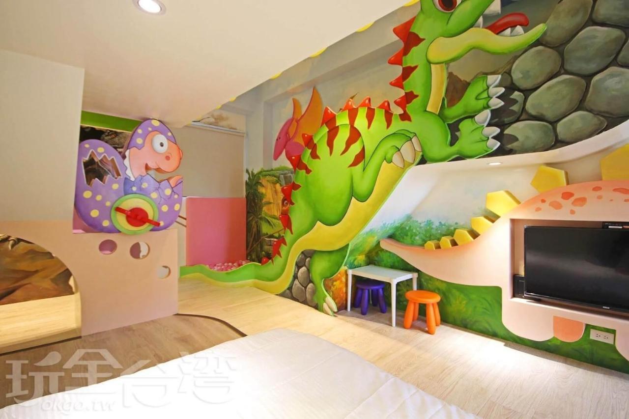 Fun Holiday Family Hostel Тайнань Экстерьер фото