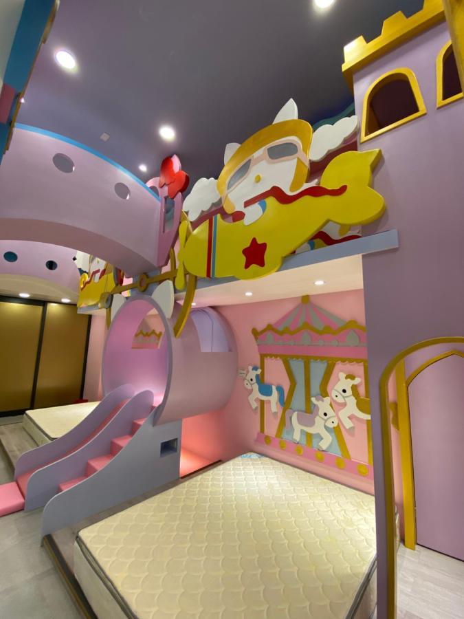 Fun Holiday Family Hostel Тайнань Экстерьер фото