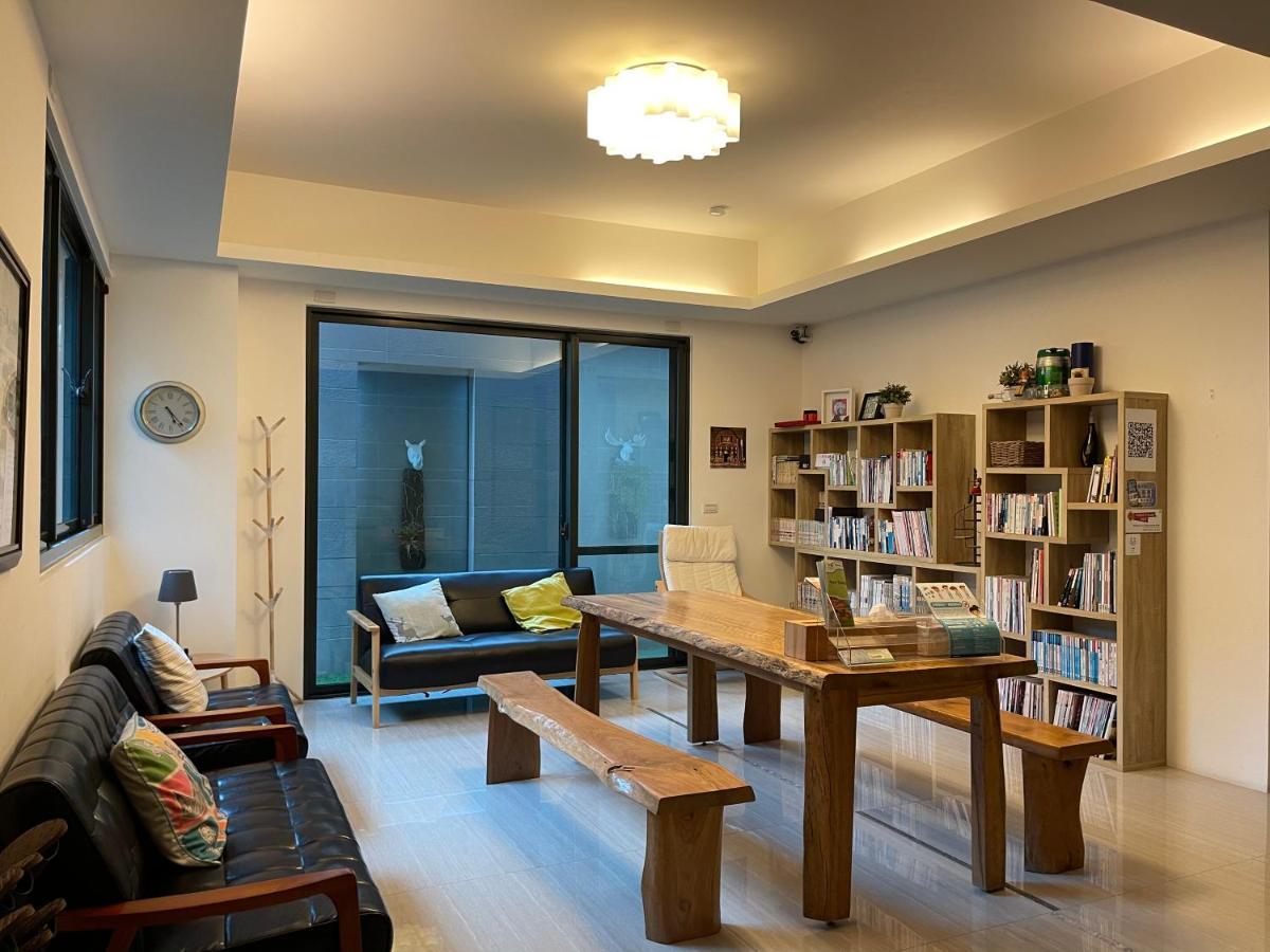 Fun Holiday Family Hostel Тайнань Экстерьер фото