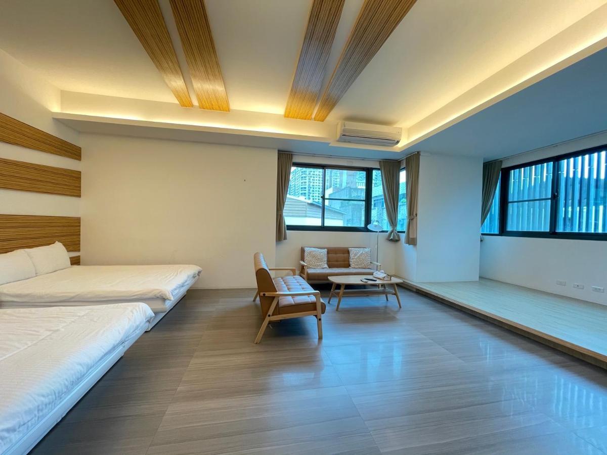 Fun Holiday Family Hostel Тайнань Экстерьер фото