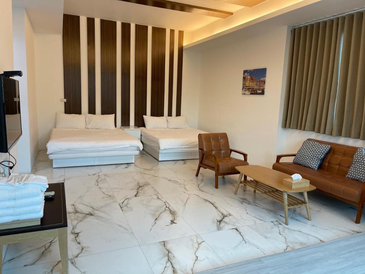 Fun Holiday Family Hostel Тайнань Экстерьер фото