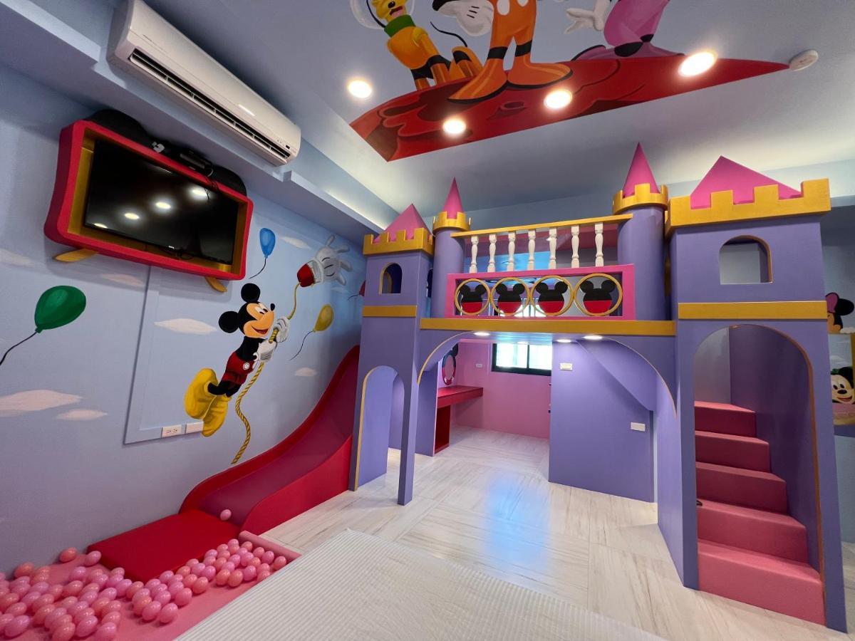 Fun Holiday Family Hostel Тайнань Экстерьер фото