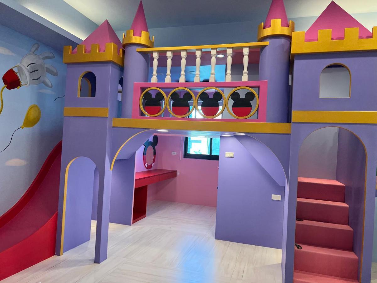 Fun Holiday Family Hostel Тайнань Экстерьер фото