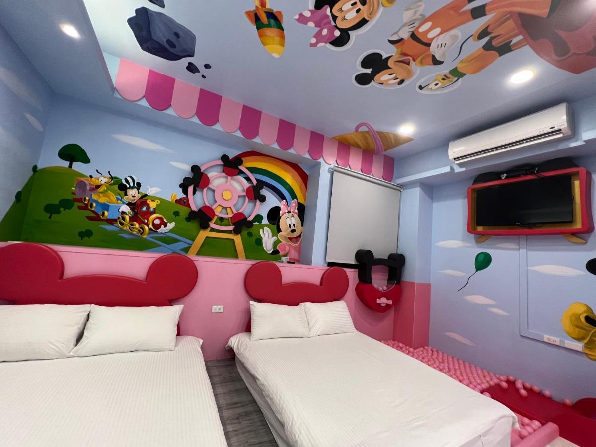 Fun Holiday Family Hostel Тайнань Экстерьер фото