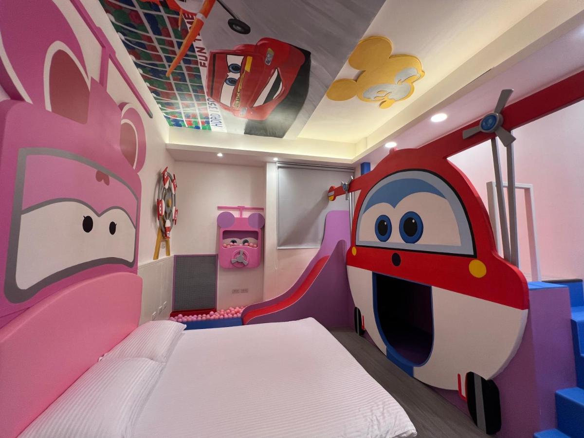 Fun Holiday Family Hostel Тайнань Экстерьер фото