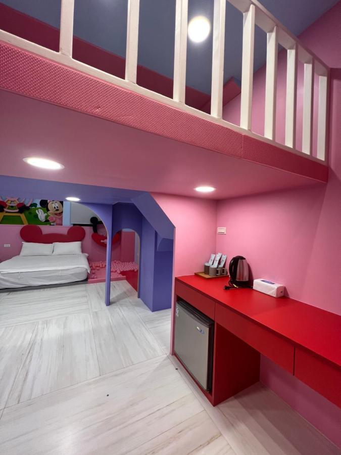 Fun Holiday Family Hostel Тайнань Экстерьер фото