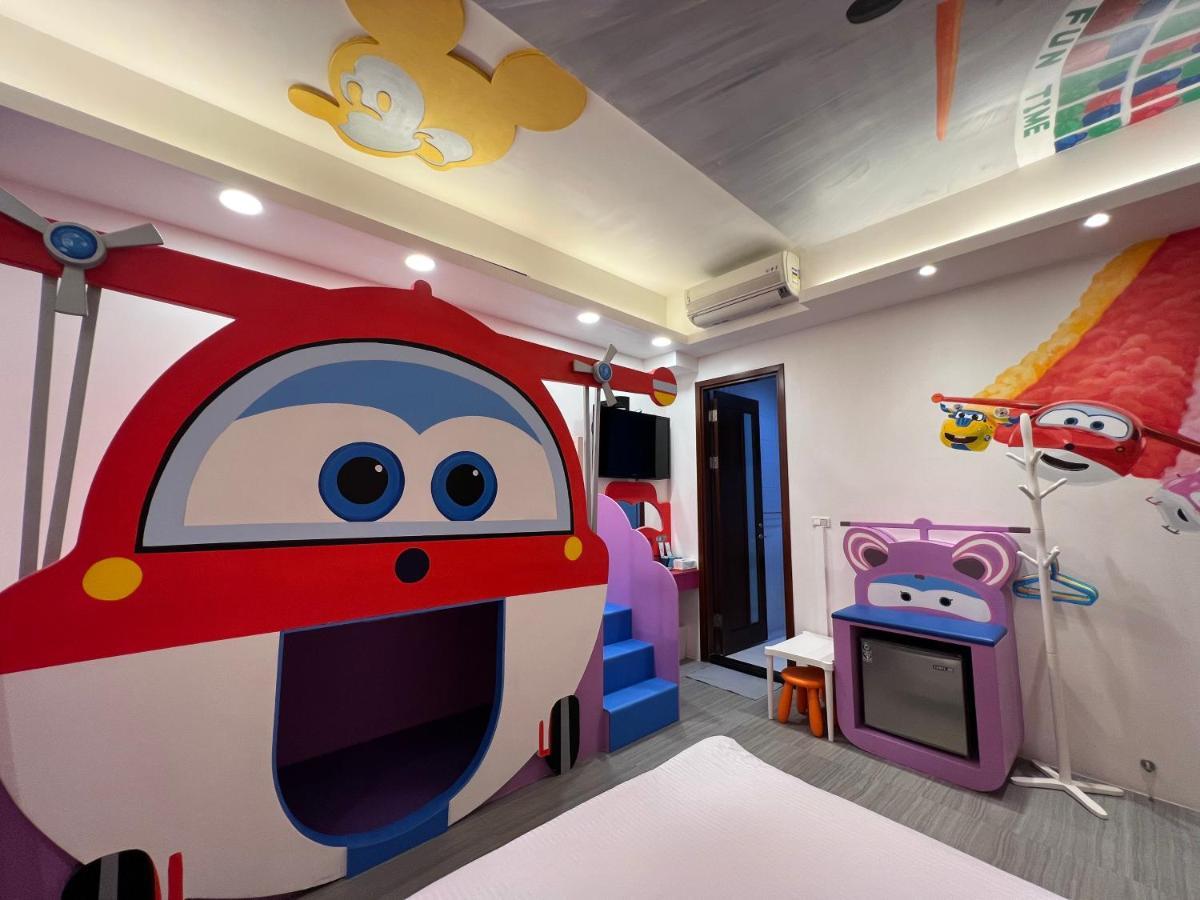 Fun Holiday Family Hostel Тайнань Экстерьер фото