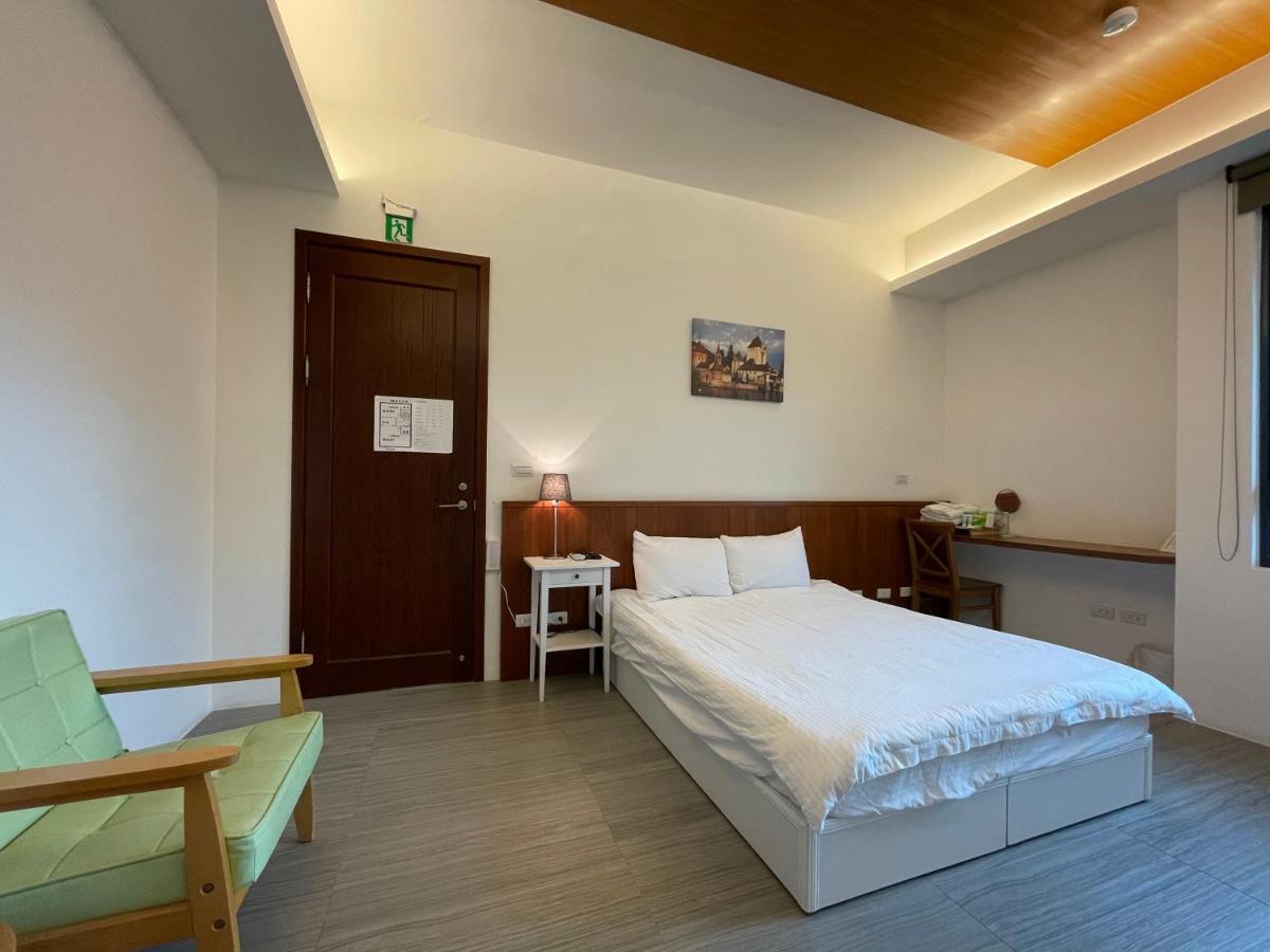 Fun Holiday Family Hostel Тайнань Экстерьер фото