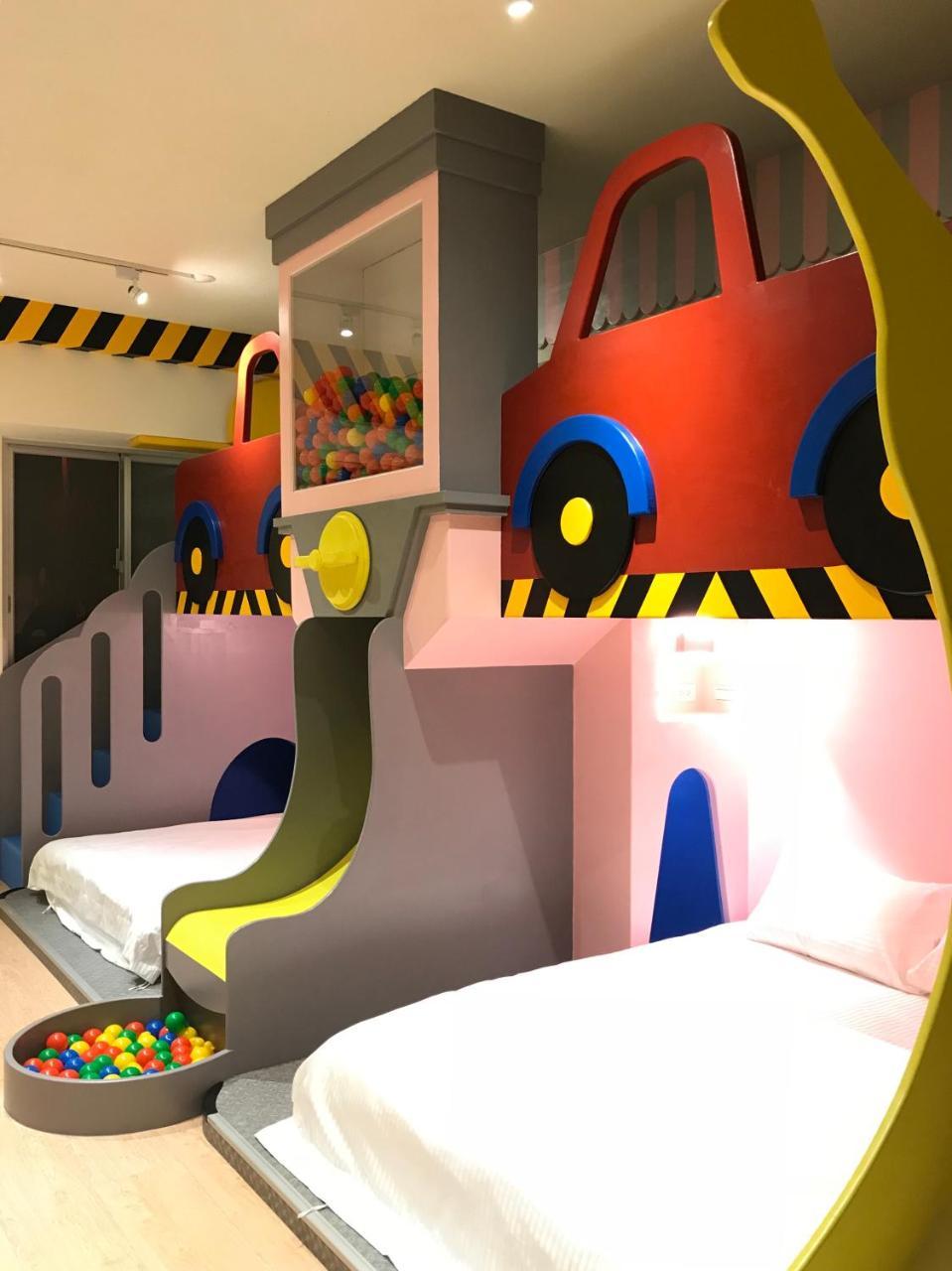 Fun Holiday Family Hostel Тайнань Экстерьер фото