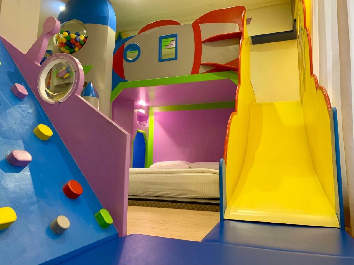 Fun Holiday Family Hostel Тайнань Экстерьер фото