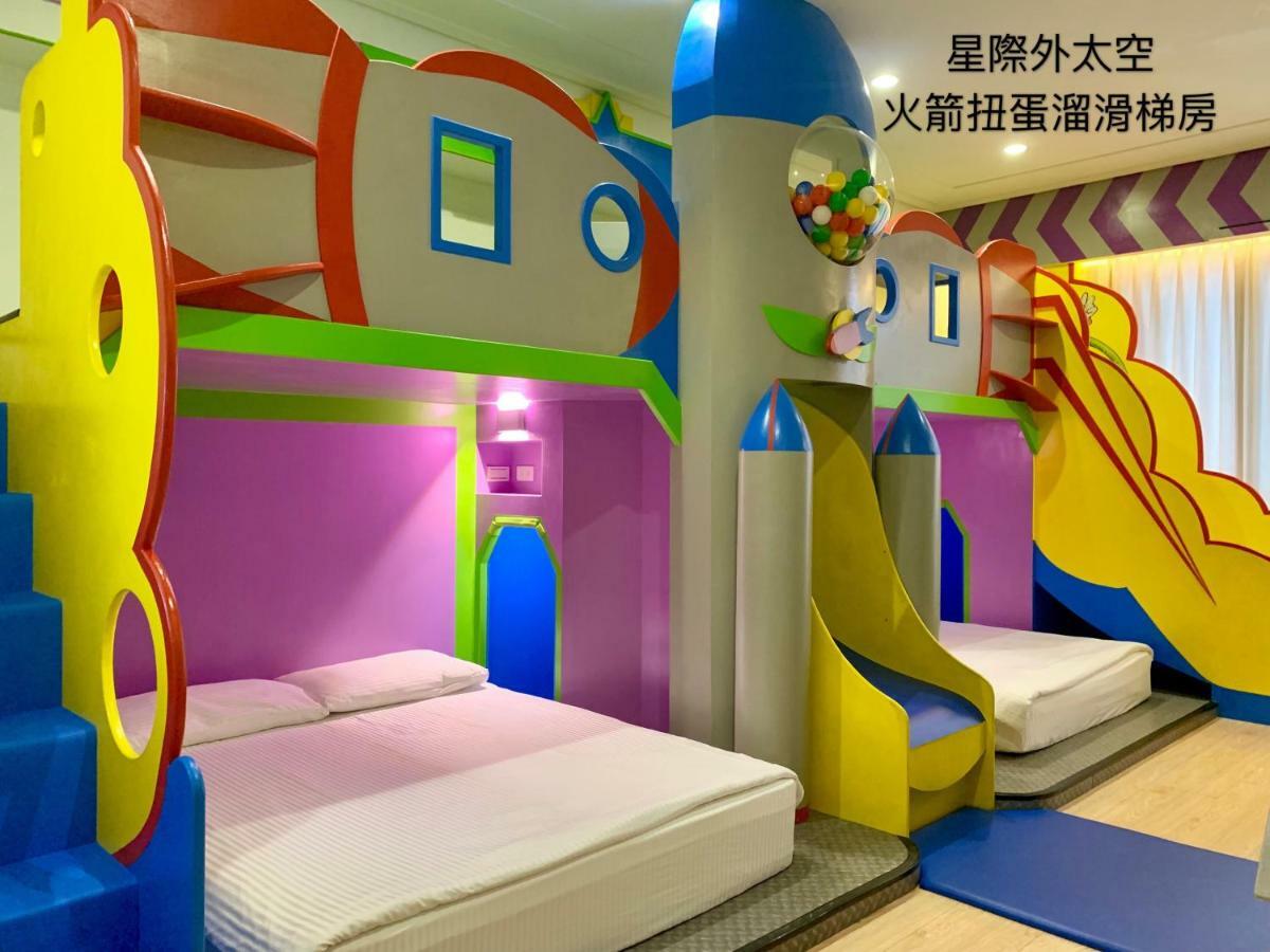 Fun Holiday Family Hostel Тайнань Экстерьер фото